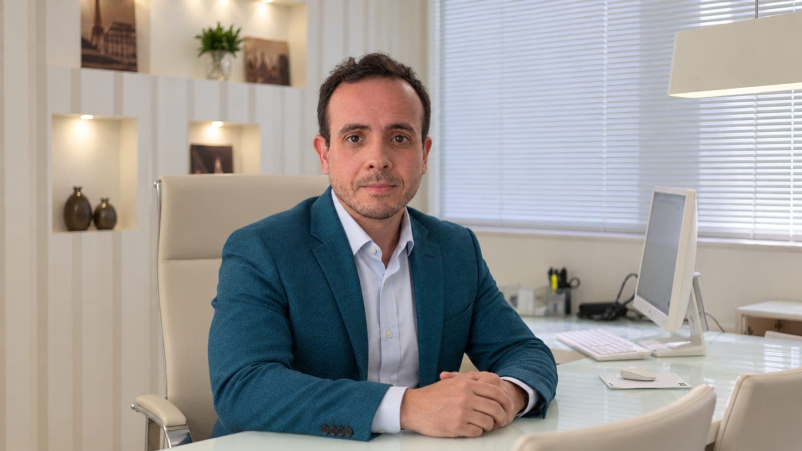 Dr. Diego Prado em seu consultório